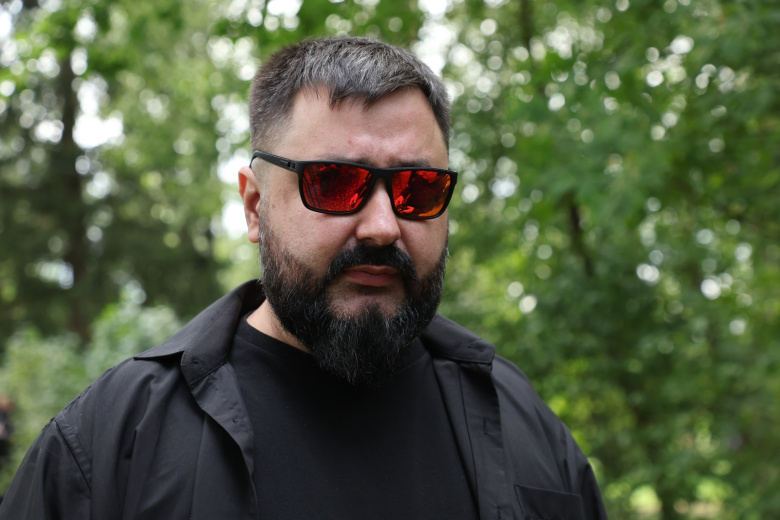 Российский певец и блогер Аким Апачев перед началом церемонии открытия памятника журналисту и политологу Дарье Дугиной в парке Захарово