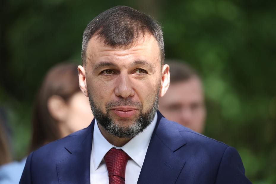 Глава Донецкой Народной Республики Денис Пушилин перед началом церемонии открытия памятника журналисту и политологу Дарье Дугиной в парке Захарово