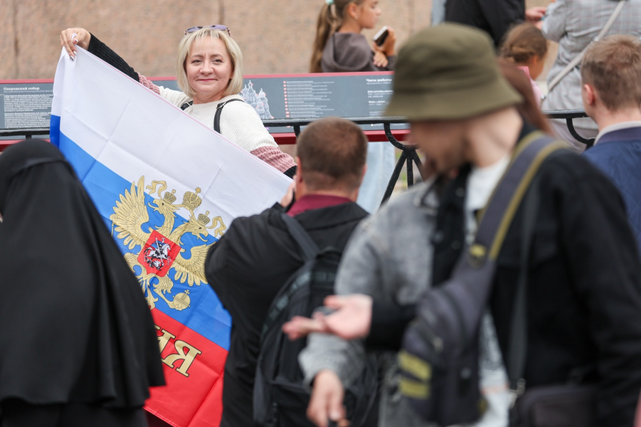 Горожане в Москве в преддверии Дня флага России
