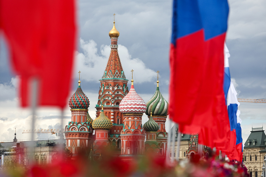 Горожане в Москве в преддверии Дня флага России