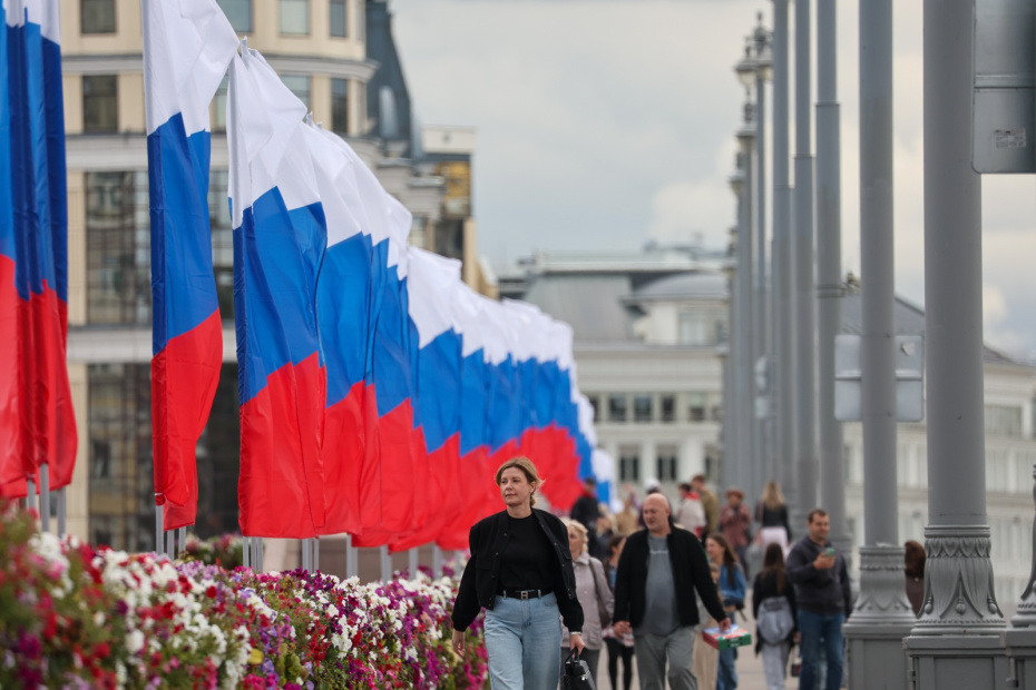 Горожане в Москве в преддверии Дня флага России