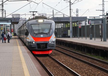 Россиянин трагически погиб под колесами электрички в Петербурге