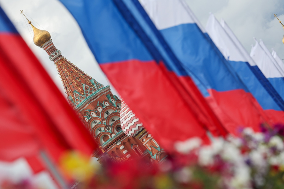 Горожане в Москве в преддверии Дня флага России