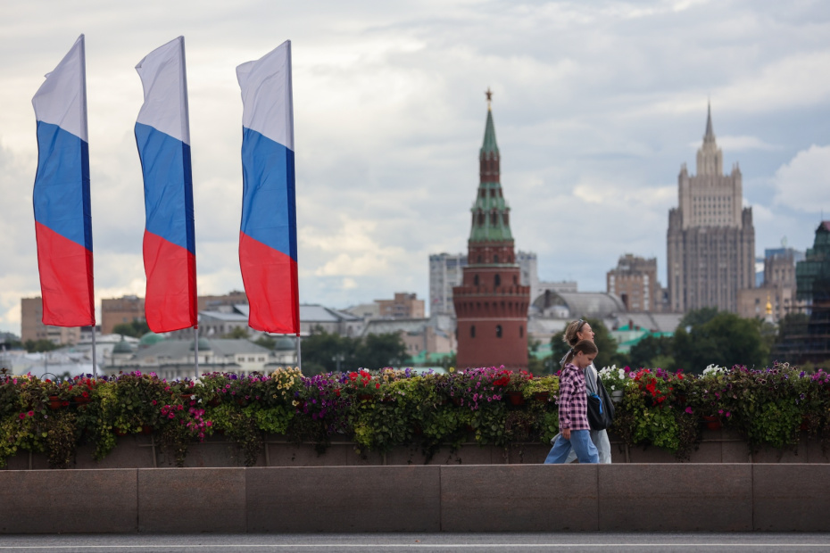 Горожане в Москве в преддверии Дня флага России