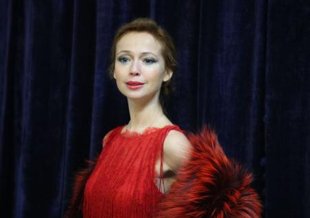 Актриса Захарова удивила поклонников откровенным нарядом