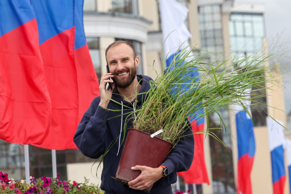 Горожане в Москве в преддверии Дня флага России