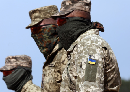 «Осталось человек 15»: разгромленные ВС РФ «азовцы» массово сдались в плен