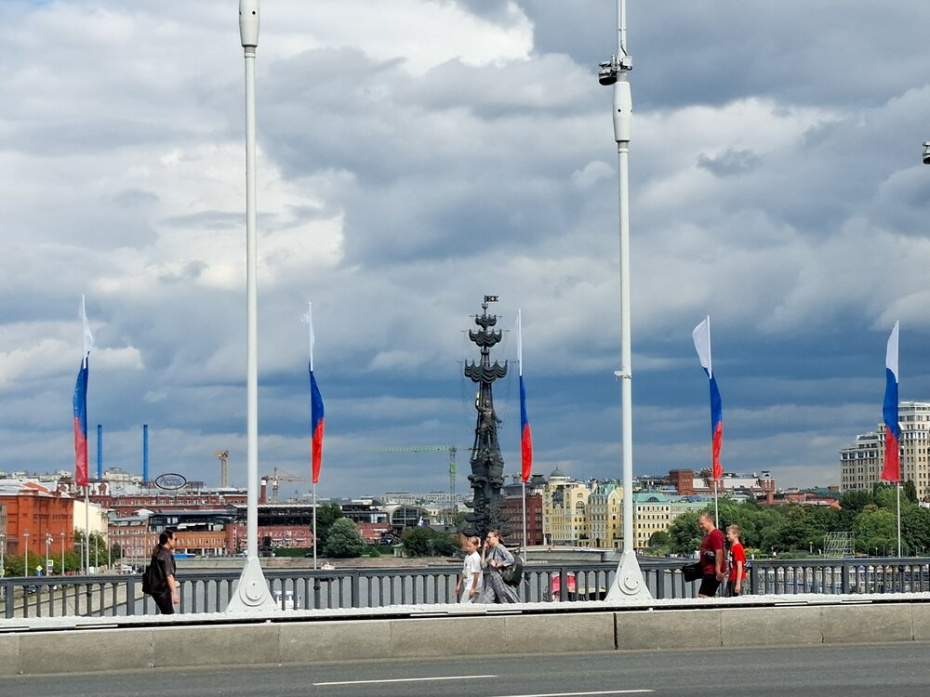 Мосты в центре Москвы, украшенные ко Дню государственного флага России
