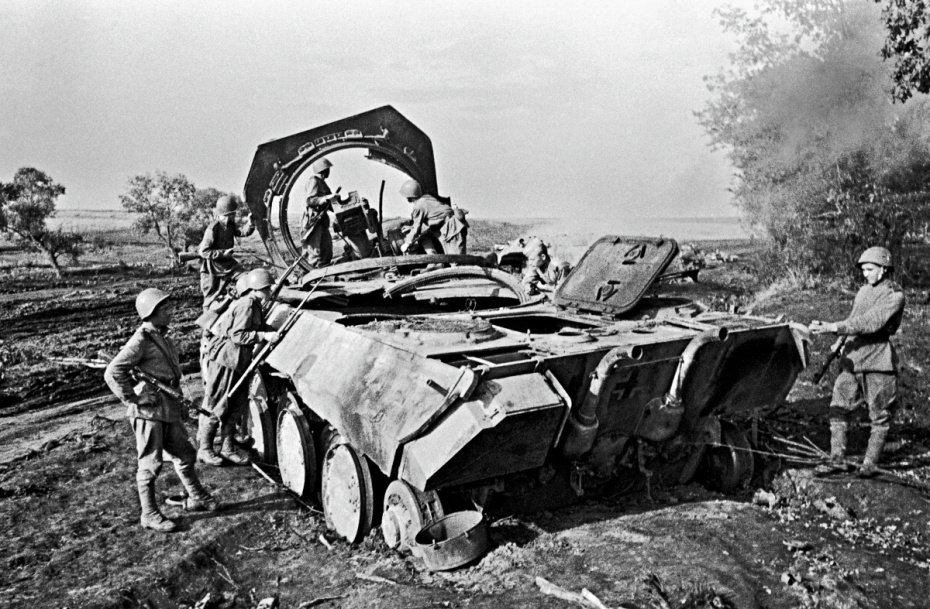 Великая Отечественная война 1941–1945 гг. Битва на Курской дуге. Немецкий танк «Пантера», уничтоженный советской артиллерией под Прохоровкой