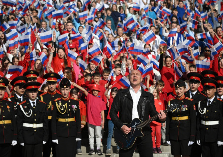 Сила, единство, мир. В России отмечают День государственного флага: фото