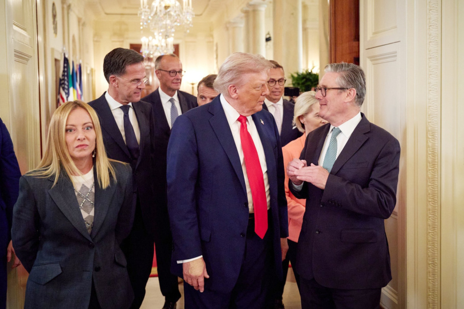 Джорджа Мелони, Дональд Трамп, Кир Стармер (первый ряд)
