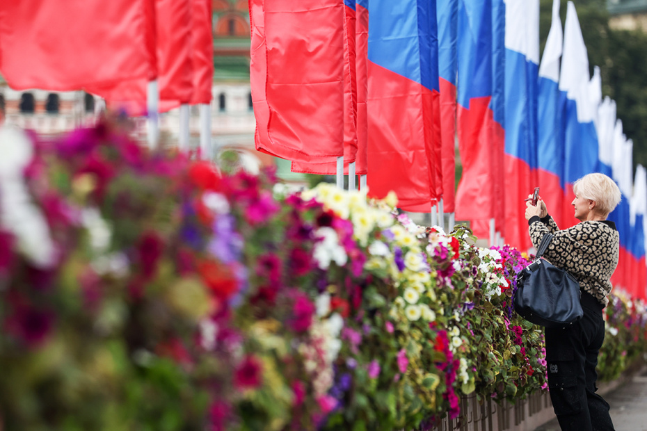 Горожане в Москве в преддверии Дня флага России