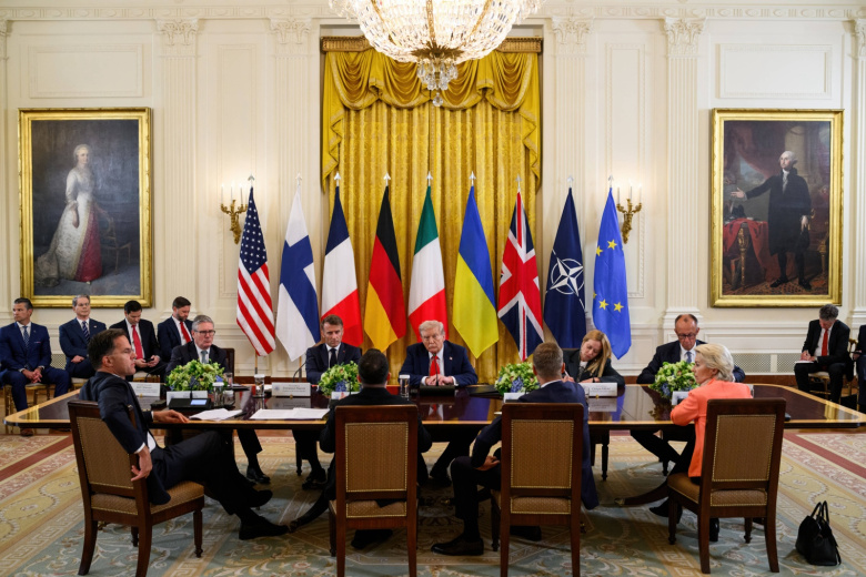 Президент США Дональд Трамп (в центре) председательствует на многосторонней встрече