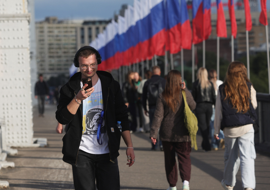 Горожане в Москве в преддверии Дня флага России