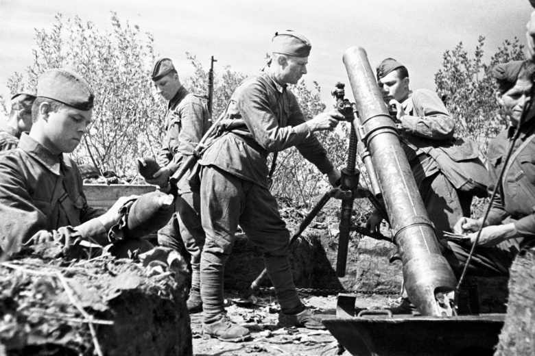 Великая Отечественная война 1941–1945 гг. Курская битва (5 июля — 23 августа 1943 года), также известная как Курская Дуга. Советские артиллеристы у 120-мм полкового миномета на позиции на Курской дуге