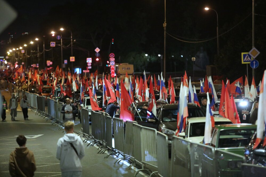 Народный автопробег по Садовому кольцу в честь Дня государственного флага Российской Федерации