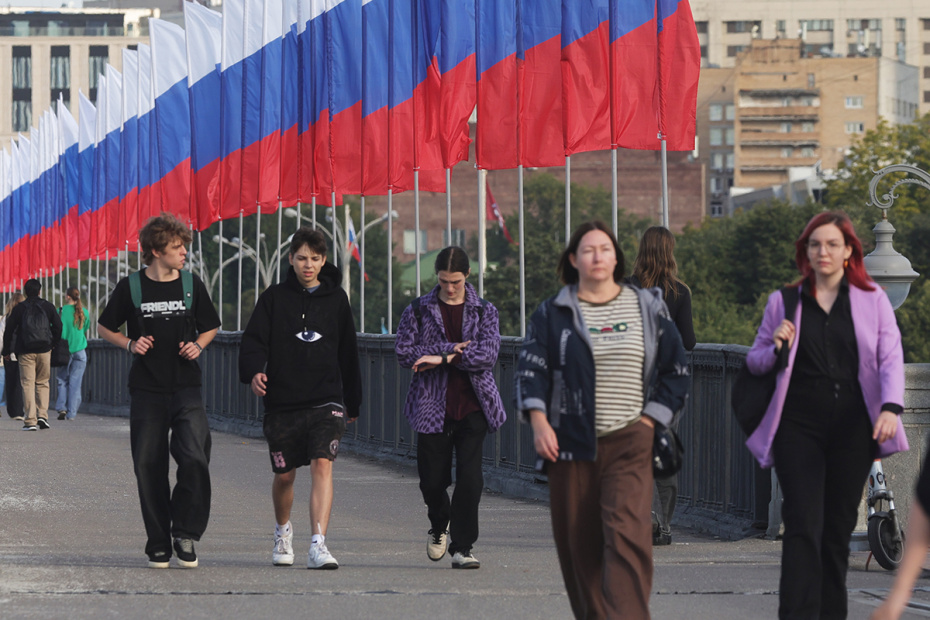 Горожане в Москве в преддверии Дня флага России