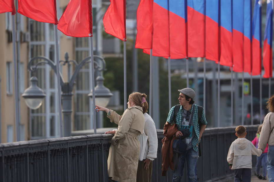Горожане в Москве в преддверии Дня флага России