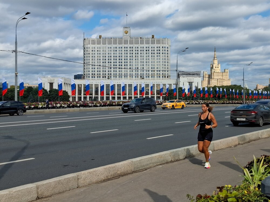 Мосты в центре Москвы, украшенные ко Дню государственного флага России
