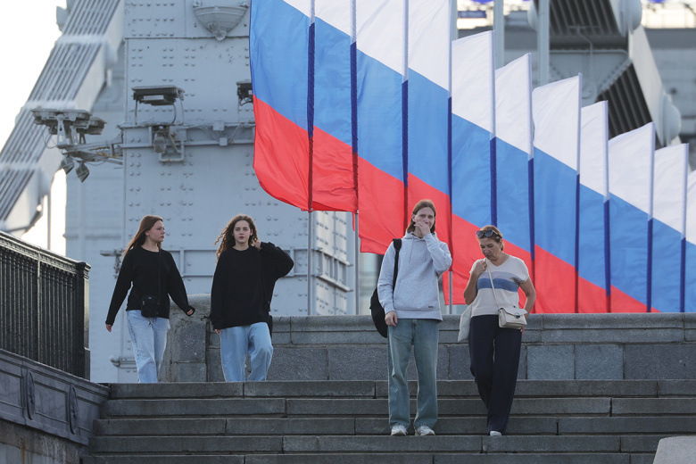 Горожане в Москве в преддверии Дня флага России