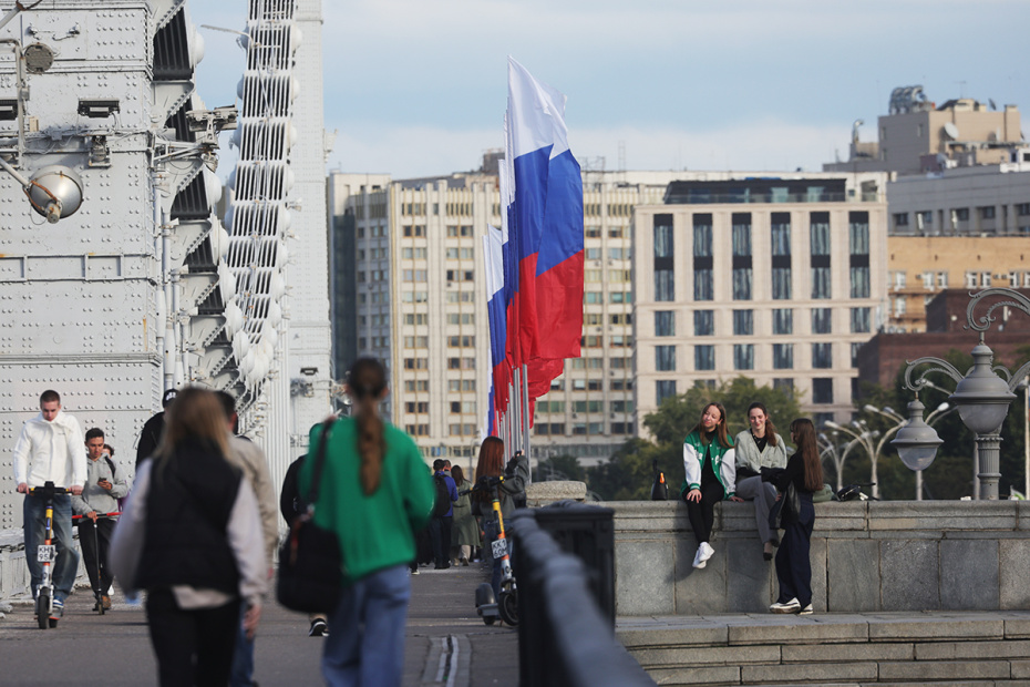 Горожане в Москве в преддверии Дня флага России