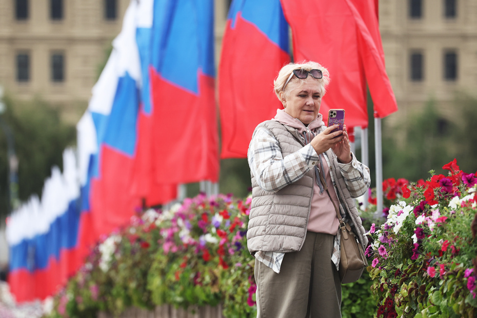 Горожане в Москве в преддверии Дня флага России