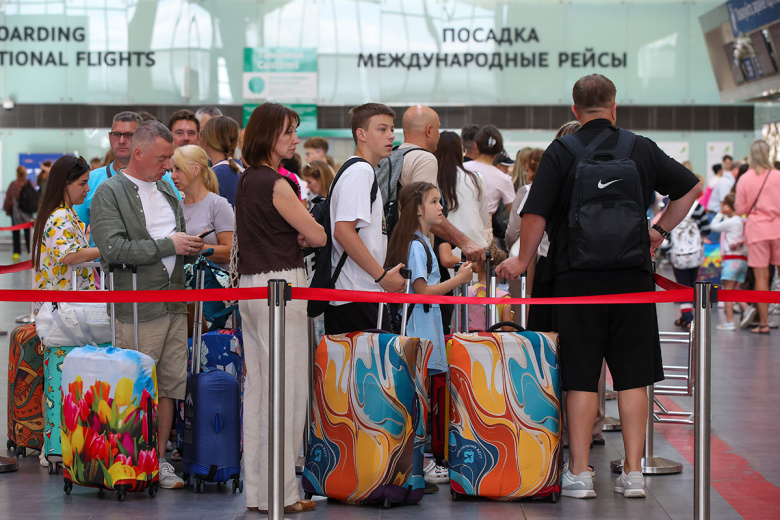 Пассажиры в аэропорту Пулково