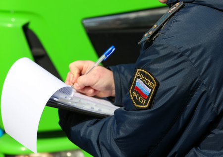 Приставы начали конфисковывать имущество известного певца