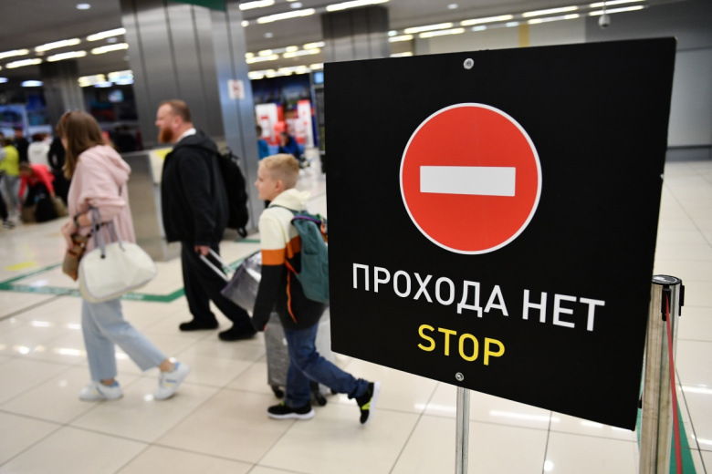 Табличка «Прохода нет» у таможенного поста в аэропорту Кольцово в Екатеринбурге
