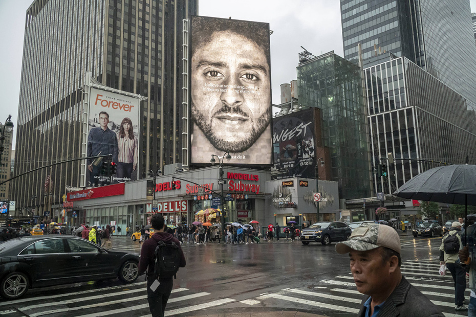 Реклама Nike с изображением Колина Каперника на билборде