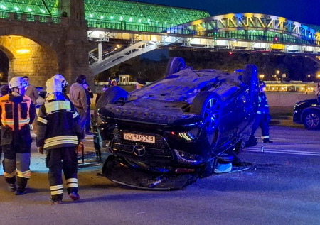 В центре Москвы автомобиль BMW протаранил микроавтобус с детьми