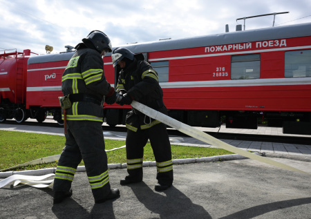 Спецпоезд бросили на тушение терминала