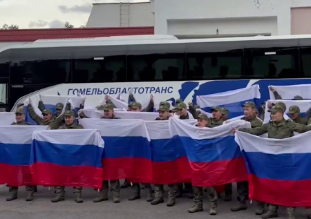 Группа освобожденных из плена военных ВС России приземлилась в Подмосковье