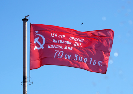 Жители Молдавии прошли маршем с советским Знаменем Победы