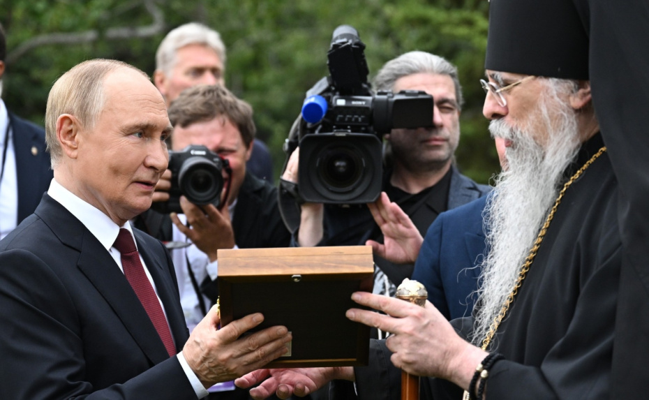Владимир Путин подарил архиепископу Ситкинскому и Аляскинскому Алексию икону преподобного Германа Аляскинского — православного покровителя Америки
