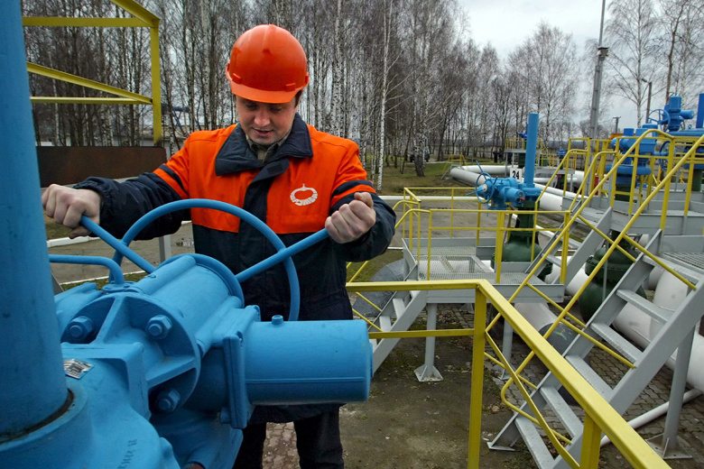Рабочий на платформе насосной станции нефтепровода «Дружба»