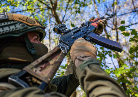Российский боец отбил дрон ВСУ прикладом автомата и спас пять человек