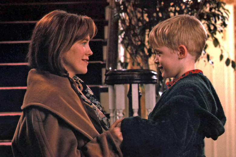 Кэтрин О'Хара и Маколей Калкин в кадре из фильма «Один дома»