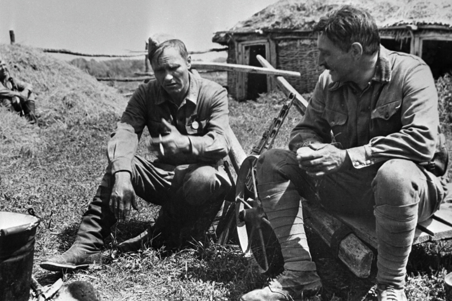 Василий Шукшин (слева) и Вячеслав Тихонов (справа) на съемках фильма «Они сражались за Родину»