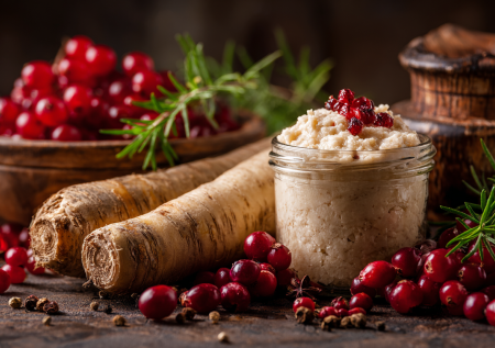 С таежным привкусом: рецепт хреновины с клюквой и можжевельником