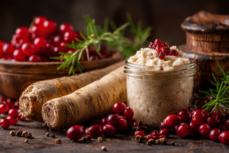 С таежным привкусом: рецепт хреновины с клюквой и можжевельником