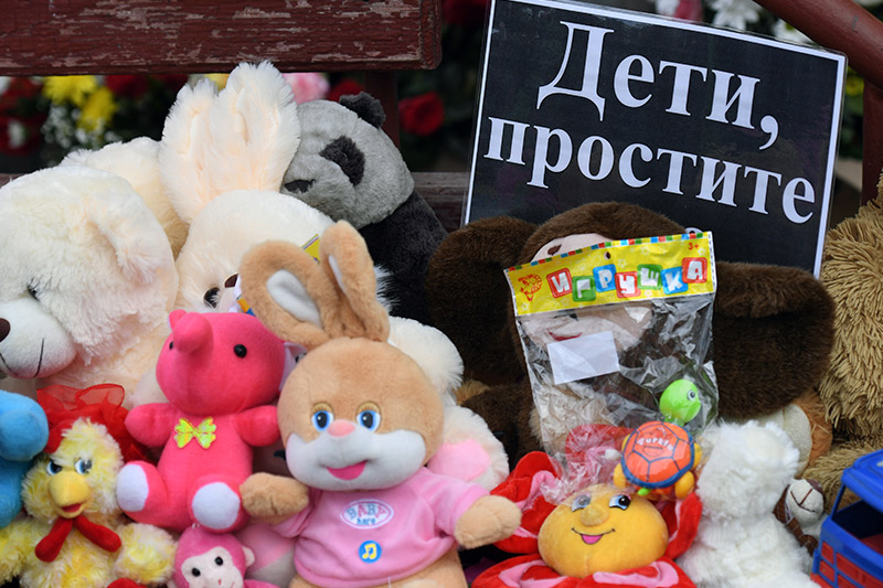 Игрушки у торгово-развлекательного центра «Зимняя вишня»