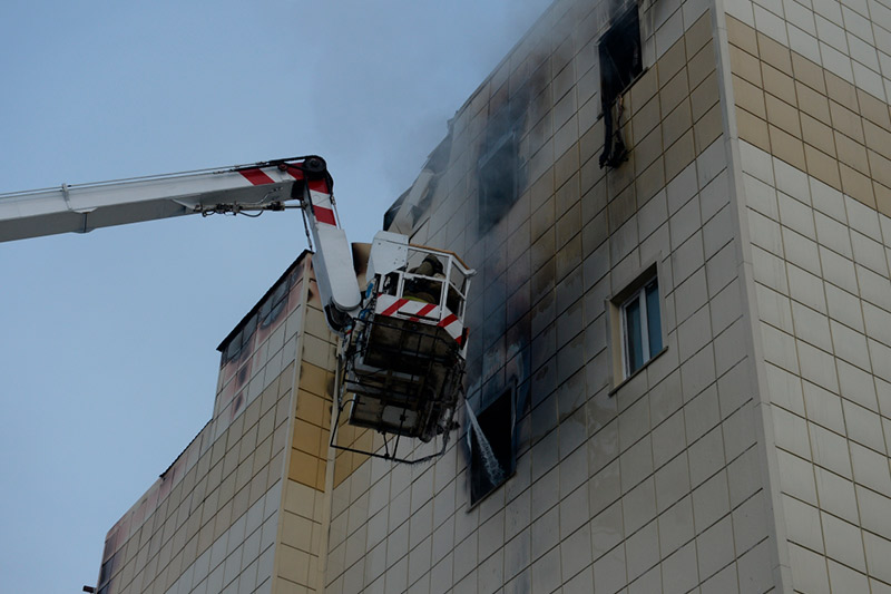 Сотрудники пожарной охраны МЧС во время тушения пожара в торговом центре «Зимняя вишня»