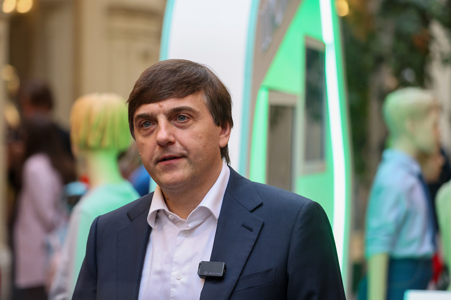 Министр просвещения РФ Сергей Кравцов на выставке «История школьной формы 1900–2025» в московском ГУМе