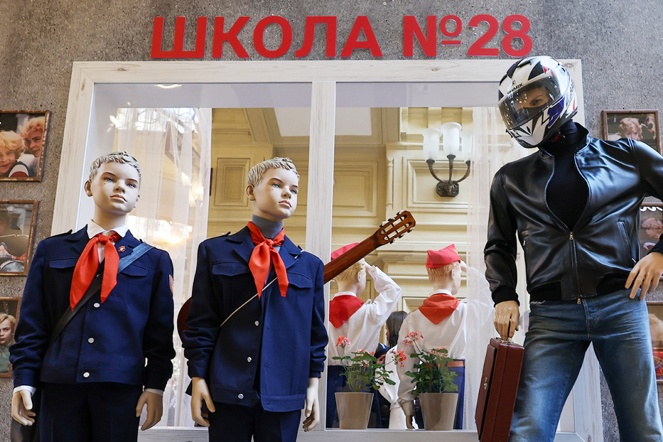 Выставка «История школьной формы 1900–2025» в московском ГУМе