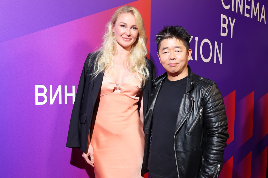 Актер Роман Хан с супругой Юлией на премьере сериала «Виноград» в кинотеатре Summer Сinema by Kion