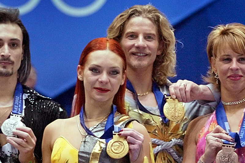 Марина Анисина и Гвендаль Пейзера на церемонии награждения победителей в танцах на льду на Зимних Олимпийских играх в Солт-Лейк-Сити