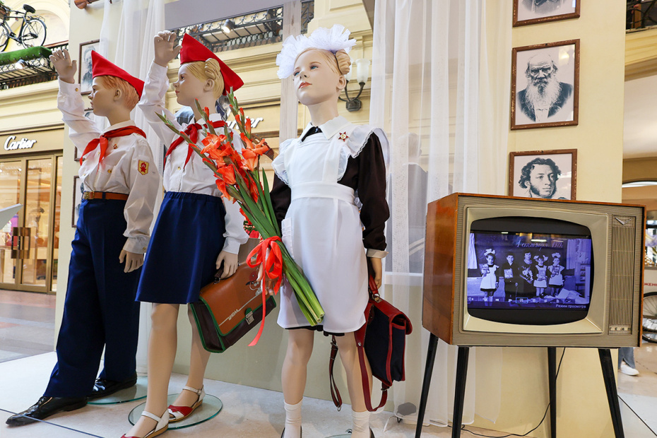 Выставка «История школьной формы 1900–2025» в московском ГУМе