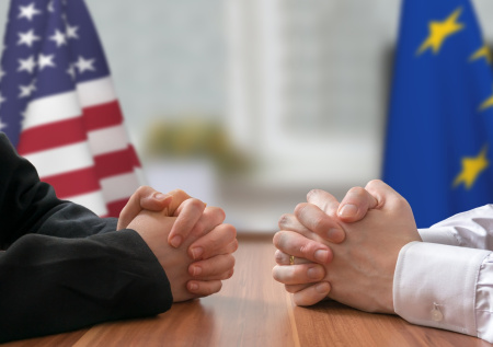 «Война инсайдов»: политолог о противостоянии США и ЕС в медиапространстве