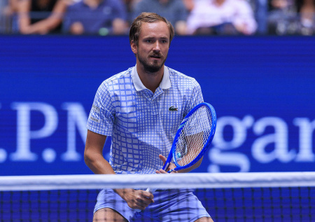 Теннисист Медведев поплатился за сломанную ракетку на US Open